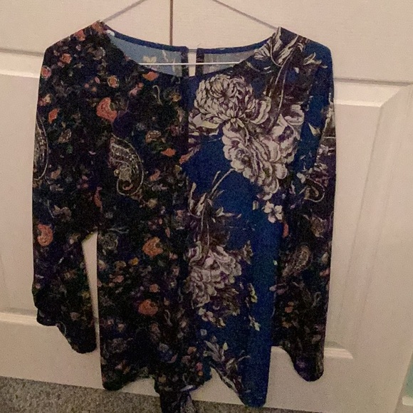 Fun flowing blouse with tie backs - Picture 1 of 3